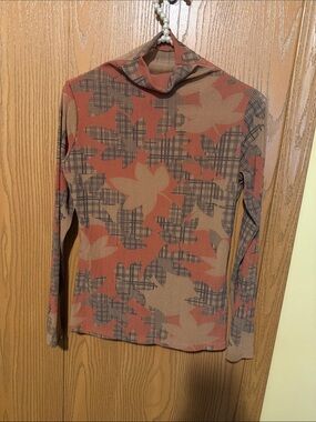 Women's Leaf-Print fitted Turtleneck Sweater in Rust and Tan